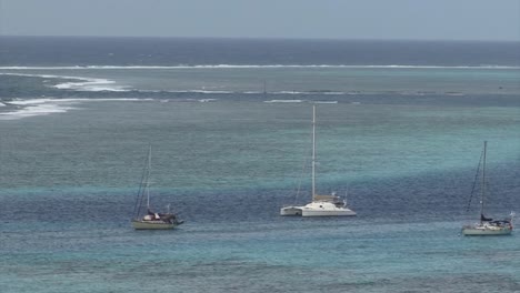 Yachten-In-Der-Bucht-Der-Insel-Moorea,-Französisch-Polynesien