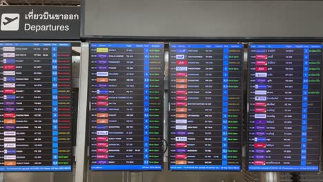 Informationen-Zu-Flugabflügen,-Anzeige-Am-Flughafen-Suvarnabhumi,-Bangkok,-Thailand
