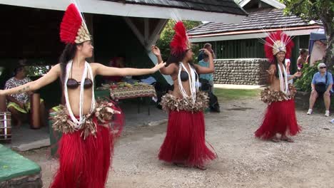 Polynesischer-Traditioneller-Tanz,-Aufgeführt-Von-3-Tänzern.-Moorea