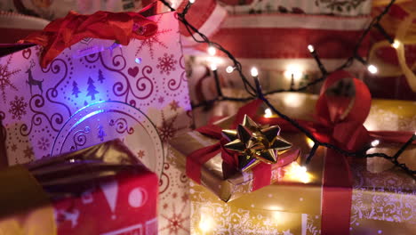 Regalo-De-Navidad-Y-Luces-De-Colores-En-La-Noche-De-Navidad