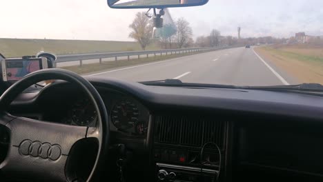Coche-Audi-Conduciendo-Por-La-Carretera