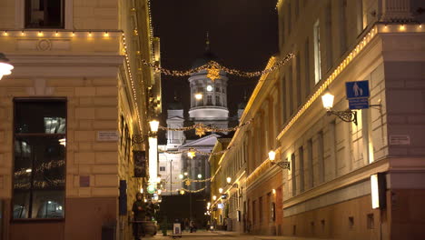 Vista-Nocturna-De-La-Calle-Sofiankatu-En-El-Centro-De-Helsinki-Con-La-Catedral-Luterana-Al-Fondo
