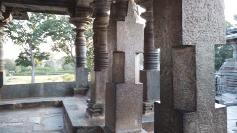 Blick-Auf-Beeindruckende-Steinmetzarbeiten-Aus-Dem-12.-Jahrhundert-Und-Einen-Einzelnen-Steinbullen-Im-Hoysaleshwara-Tempel-In-Karnataka
