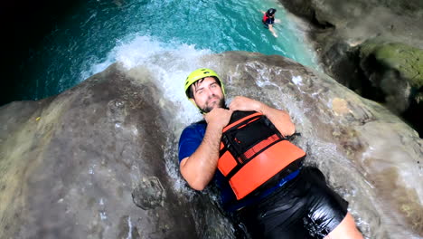 Mann-Rutscht-In-Die-Kawasan-Wasserfälle-Auf-Den-Philippinen