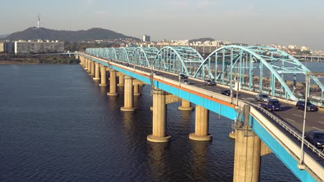 Vista-Sobre-El-Puente-Dongjak-Que-Conecta-Las-Partes-Norte-Y-Sur-De-Seúl-Y-También-Tiene-La-Vía-Del-Tren-Subterráneo