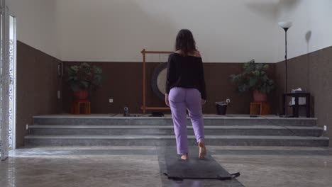 Mädchen-Machen-Yoga-In-Der-Meditationshalle-Mit-Einem-Großen-Gong