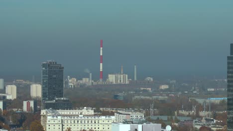 Zeitraffer-Eines-Kohlekraftwerks-In-Warschau-Mit-Rauch-Aus-Schornsteinen