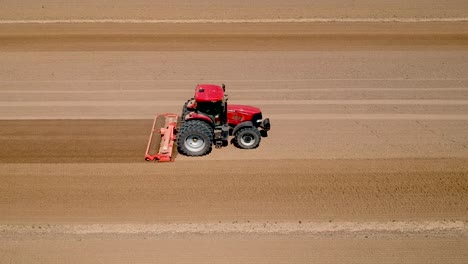 Traktor-Bei-Der-Arbeit,-Bereitet-Das-Feld-Für-Die-Aussaat-Vor