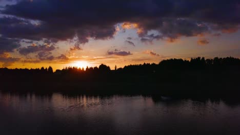 Erstaunlicher-Sonnenuntergang-An-Einem-See
