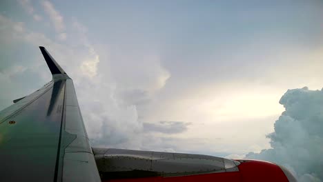 Avión-Comercial-Vuela-Sobre-Nubes-Blancas-Dramáticas