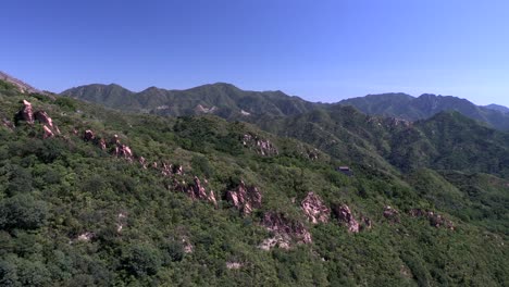 Vista-Panorámica-Desde-La-Gran-Muralla-Hasta-Las-Montañas-Circundantes,-China
