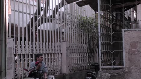 Südostasiatische-Menschen,-Die-Morgens-In-Einer-Gasse-Spazieren-Gehen,-Und-Eine-Person,-Die-Auf-Einem-Motorrad-Sitzt,-Irgendwo-In-Jakarta