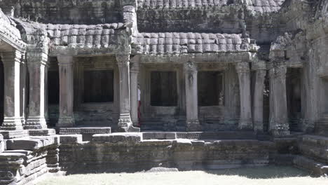 Schöne-Frau,-Die-Durch-Alte-Ruinen-Des-Alten-Steintempels-In-Kambodscha-Geht