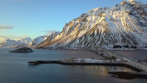 Noruega-Es-Un-País-Con-Muchos-Puentes,-Debido-Al-Fiordo,-El-Agua-Se-Abre-Camino-A-Través-De-La-Montaña