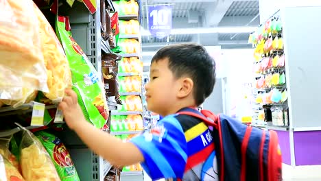asian-toddler-picking-snack-at-hypermarket