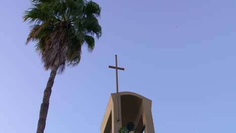 El-Campanario-De-Una-Iglesia-Con-Un-árbol-Al-Lado