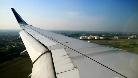 Avión-Aterrizando-En-El-Aeropuerto-Internacional-Soekarno-Hatta-Cgk,-Indonesia,-6°06&#39;57