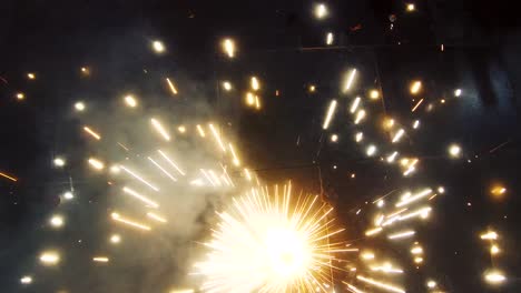 Fuegos-Artificiales-O-Galletas-Conocidas-Como-Chakra-O-Chakri-Girando-En-El-Suelo,-Celebraciones-Del-Festival-Diwali-En-India