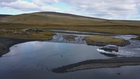 Imágenes-De-Drones-De-Un-Coche-Cruzando-Un-Río-En-Islandia