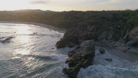Luftaufnahme-Des-Strandes-Von-Zicatela-Mit-Sonnenhintergrundbeleuchtung,-Puerto-Escondido,-Oaxaca