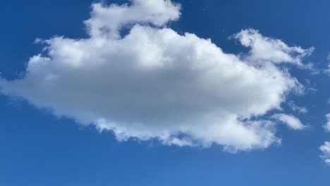 Perfekter-Zeitraffer-Mit-Weißen-Wolken-Der-Perfekte-Zeitraffer-Mit-Weißen-Wolken-Und-Einem-Klaren-Blauen-Himmel