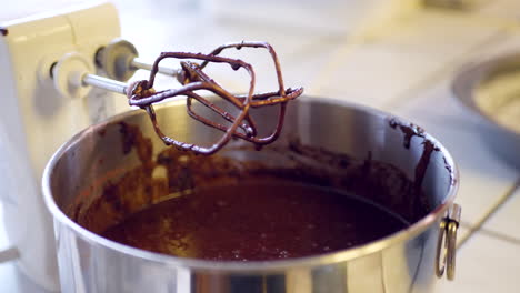 Vanilleextrakt-Abmessen-Und-Mit-Einem-Elektromixer-In-Eine-Rührschüssel-Mit-Köstlichem-Veganem-Schokoladenkuchenteig-Gießen