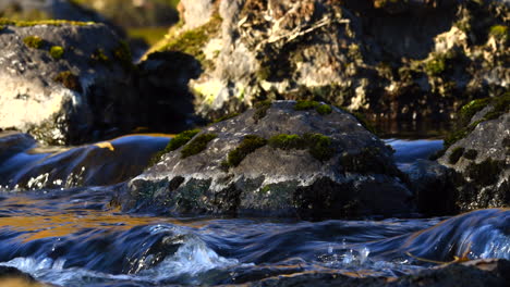 Stativaufnahme-Einer-Gruppe-Moosiger-Felsen-In-Einem-Fluss-Im-Herbst
