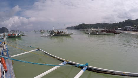 People-on-tour-boats-in-El-Nido-beach-harbor