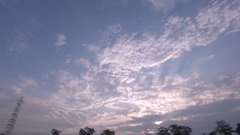 Wunderschöner-Himmel-Bei-Sonnenaufgang-Am-Frühen-Morgen-Mit-Vorbeiziehenden-Sonnenstrahlen