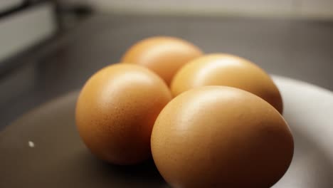 Nahaufnahme-Von-Vier-Eiern-Auf-Einem-Teller-Herumschwenken