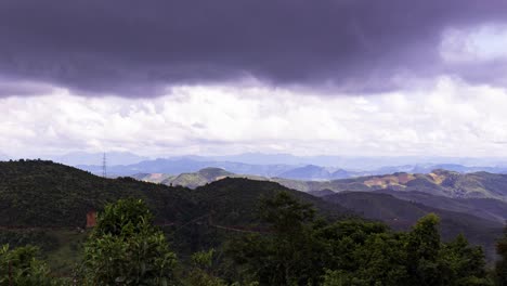 Bergblick-Im-Norden-Von-Laos-Mit-Ziehenden-Gewitterwolken