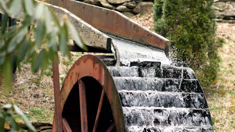 Wasser-Fließt-In-Zeitlupe-über-Ein-Altes-Wasserrad,-Aufgenommen-Mit-180-Bildern-Pro-Sekunde