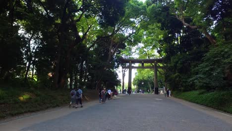 Torii,-Ein-Traditionelles-Japanisches-Tor-Am-Eingang-Des-Meiji-shinto-schreins-In-Shibuya,-Japan