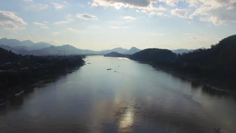 Eine-Drohne-Schoss-Bei-Sonnenuntergang-über-Dem-Mekong-Fluss-In-Luang-Prabang,-Laos