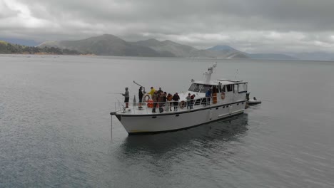 Slowmo---Menschen-Angeln-Von-Einem-Vor-Anker-Liegenden-Kreuzfahrtschiff-In-Der-Bucht-Von-Marlborough-Sounds,-Neuseeland