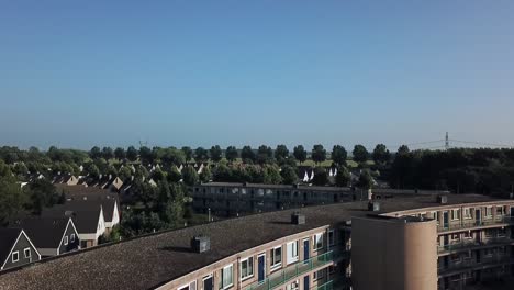 Drohnenansicht-Eines-Einfachen-Wohnblocks-Dronten,-Flevoland,-Niederlande