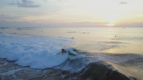 Surfer-Bei-Sonnenuntergang-Am-Berühmten-Surfspot-Uluwati-Auf-Bali