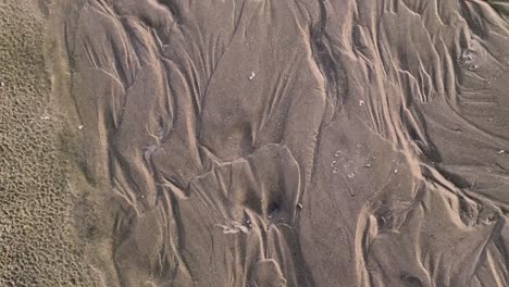 Muster-Im-Sand-Aus-Plätscherndem-Wasser,-Wellen-Und-Möwen-4k-30fps-Zeitlupe