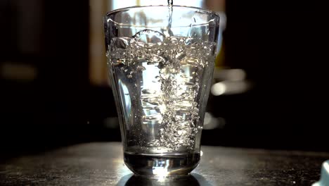 Wasser-In-Glas-Gießen