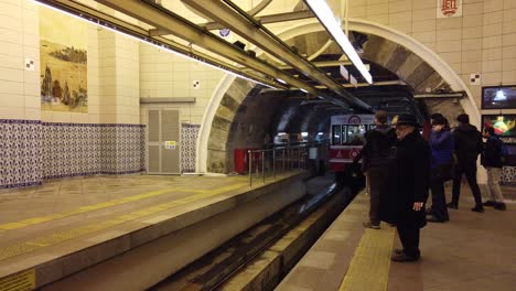 El-Túnel-Es-Una-Histórica-Línea-Funicular-Subterránea-En-Estambul
