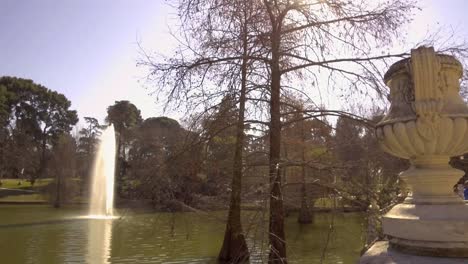 Smooth-pan-overlooking-pond-and-fountain-in-Retiro-Park,-Madrid