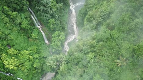Wunderschöne-Luftaufnahmen-Des-Flusses-In-Der-Nähe-Des-Wasserfalls-Auf-Bali