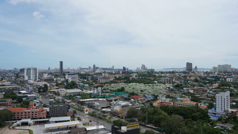 Pattaya-Tailandia---Alrededor-De-La-Vista-Superior-De-La-Ciudad-De-Pattaya-Que-Muestra-El-Tráfico-En-Movimiento-Ocupado-Y-Los-Rascacielos-En-El-Fondo