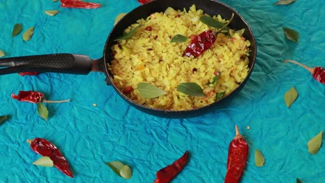 Kande-Pohay-Oder-Aloo-Poha-Ist-Ein-Beliebtes-Indisches-Frühstücksrezept-Aus-Abgeflachtem-Reis,-Das-Normalerweise-Mit-Heißem-Tee-Serviert-Wird