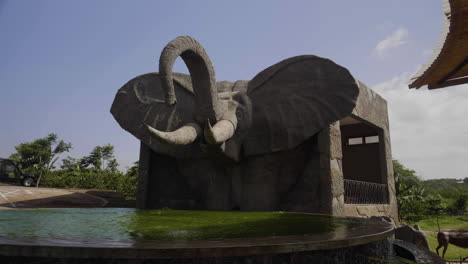 Instalación-De-Cabeza-De-Elefante-Sobre-La-Piscina-En-Una-Estación-De-Parada-De-Safari,-Tanzania