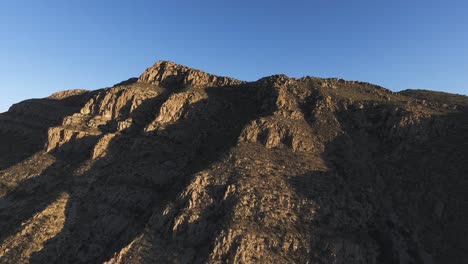 Luftdrohnenaufnahme-Der-Berge-Des-Nationalparks-Peguin-In-Chihuahua-Bei-Sonnenuntergang
