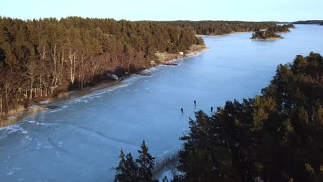 Eislaufen-Auf-Meereis-Bei-Naantali,-Finnland