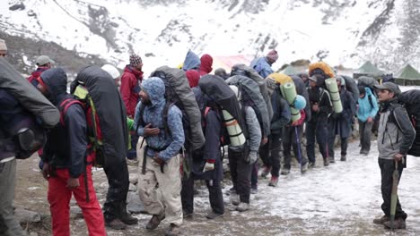 Un-Día-Muy-Importante-Para-Los-Montañeros-Del-Himalaya,-Que-Se-Dirigen-Hacia-Su-Destino