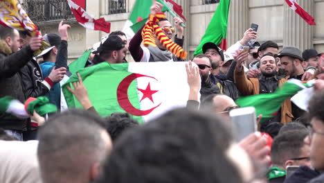 Hunderte-Von-Algeriern-Auf-Dem-Trafalgar-Square-Protestieren-Energisch-Gegen-Die-Kandidatur-Von-Präsident-Abdelaziz-Bouteflika-Für-Eine-Fünfte-Amtszeit-Und-Schwenken-Fahnen