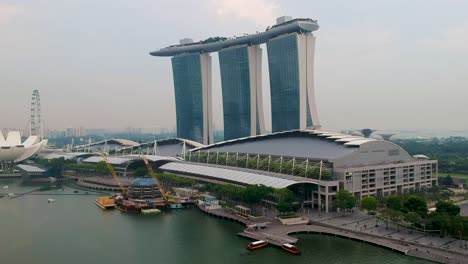 Aerial-establishing-shot-of-Marina-Bay-Sands-Hotel-and-Art-Science-Museum,-Singapore